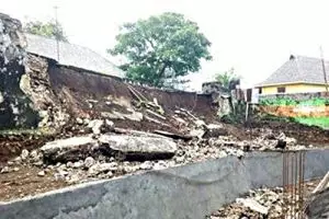 Miris, dinding benteng yang dibangun Belanda 1607 di Ternate ambruk