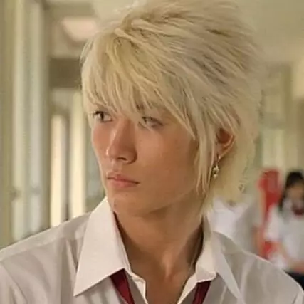 9 Seleb ganteng Jepang ini jadi idola karena rambutnya dicat pirang