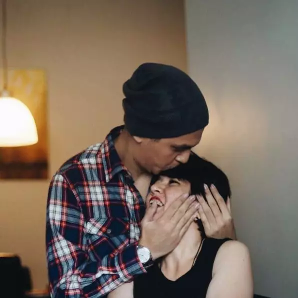 Potret kedekatan 10 seleb ganteng dengan ibunya, kompak dan so sweet