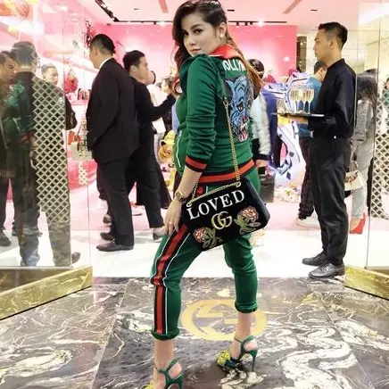 7 Gaya kece Olla Ramlan, berani pakai high heels meski hamil tua