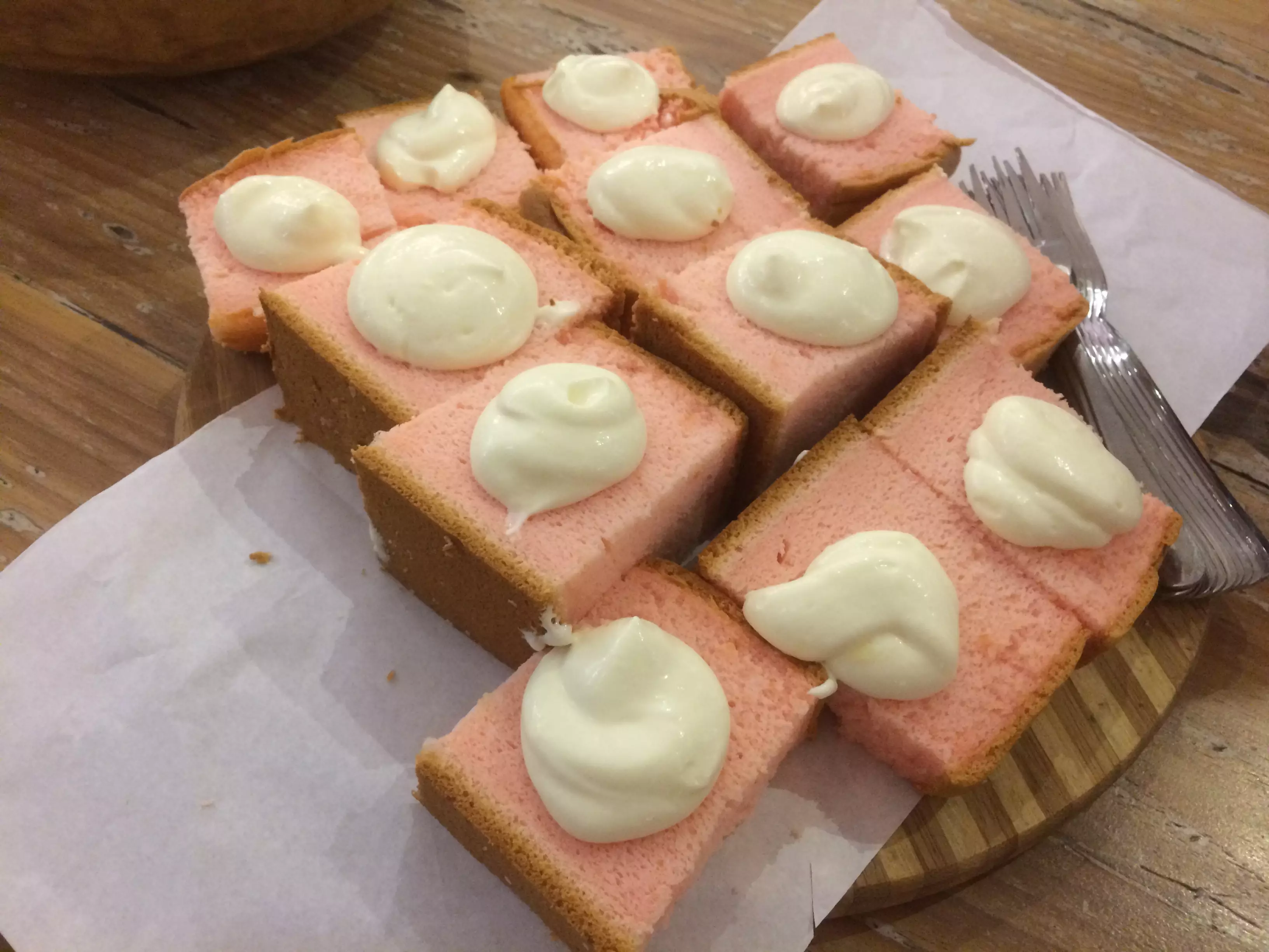 Sponge cake berbentuk bantal ini jadi tren di Indonesia