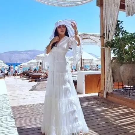 10 Potret Syahrini saat syuting video klip di Yunani, cetar membahana