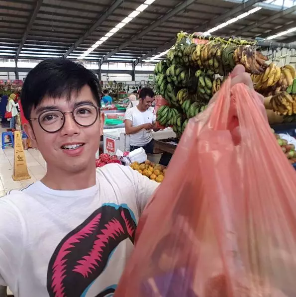 Suami 5 selebriti ini tak sungkan bantu kegiatan rumahan, bikin salut