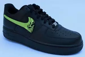 Kolaborasi dengan Warren Lotas, Nike rilis sepatu tengkorak pada logo