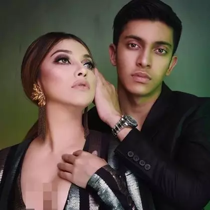 5 Foto seksi Sarah Azhari sama anaknya, bak sepasang kekasih gitu deh