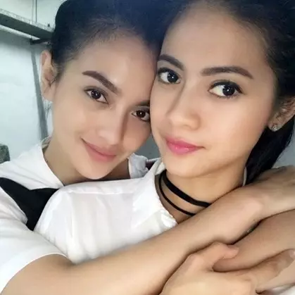 Bukan kembar, 10 artis ini wajahnya mirip banget dengan saudaranya