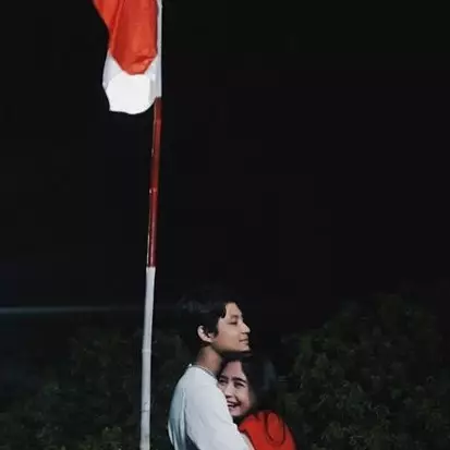 Dikasih buket bunga sama Teuku Rasya, begini reaksi Prilly Latuconsina