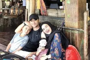 Terpaut usia 10 tahun, ini 7 potret harmonis keluarga Hengky Kurniawan