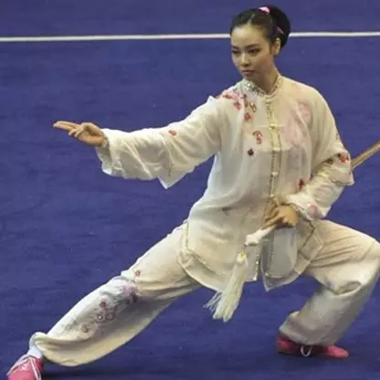 7 Foto aksi garang si cantik Lindswell Kwok saat bermain wushu