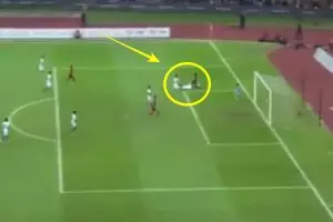  Momen saat Osvaldo dilanggar, apakah penalti?