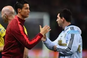 6 Momen keakraban CR7 & Messi di berbagai ajang, fansnya kapan akur?