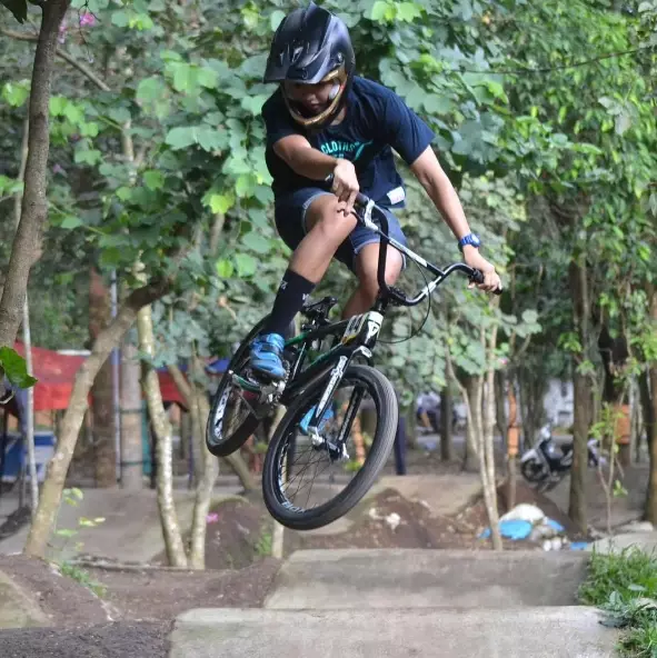 8 Aksi Elga Kharisma di atas sepeda, peraih emas SEA Games cabor BMX