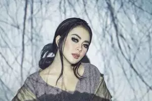 10 Kaus branded yang dikenakan Syahrini, tampak sederhana namun classy