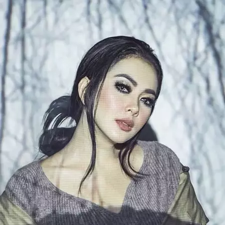 10 Kaus branded yang dikenakan Syahrini, tampak sederhana namun classy