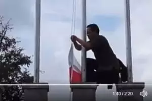 Salut, guru ini panjat tiang bendera di Thailand demi sang Merah Putih