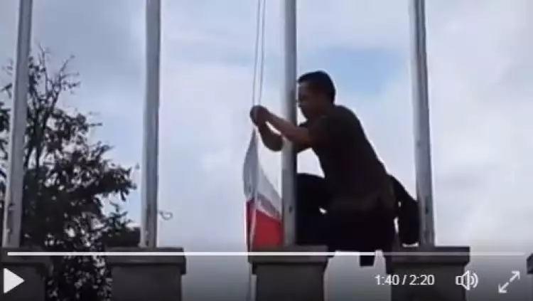 Salut, guru ini panjat tiang bendera di Thailand demi sang Merah Putih
