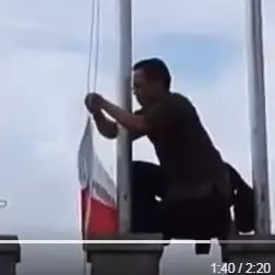 Salut, guru ini panjat tiang bendera di Thailand demi sang Merah Putih