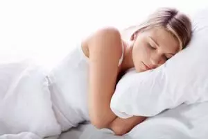 Ini 4 dampak buruk kalau kamu jarang ganti bantal tidur
