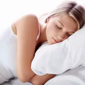 Ini 4 dampak buruk kalau kamu jarang ganti bantal tidur