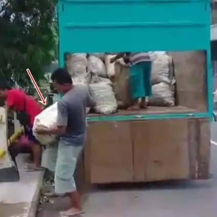 Video kelakuan orang-orang buang sampah satu truk ke sungai ini viral
