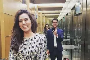 10 Gaya narsis selebriti saat di lift, siapa paling oke?