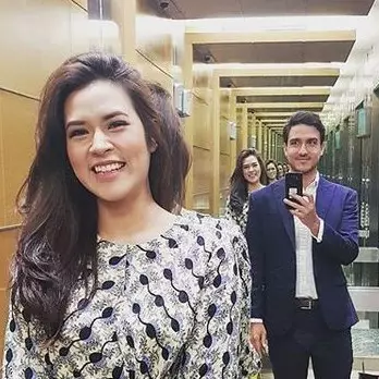 10 Gaya narsis selebriti saat di lift, siapa paling oke?