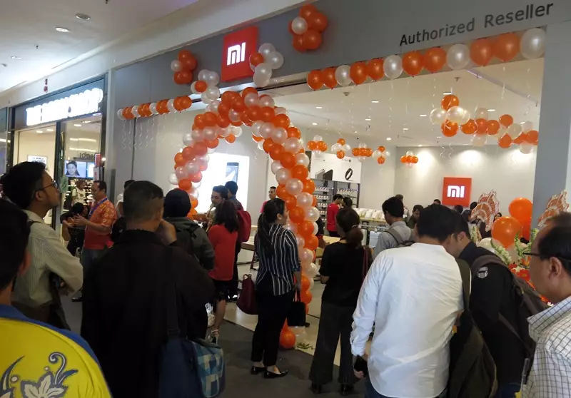 Gerai smartphone ini dibuka langsung diserbu pengunjung, ada apa ya?