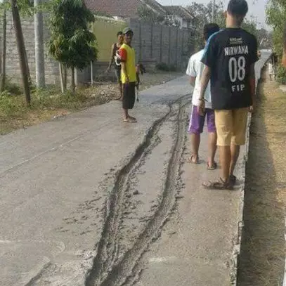 Jejak di jalan cor basah ini bikin bingung siapa sebenarnya yang lewat