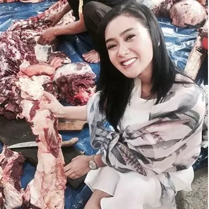 5 Gaya artis narsis bareng hewan kurban, ada yang ikut menyembelih