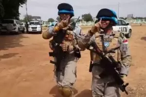 Rileks sejenak, pasukan perdamaian PBB dari Polri ini joget Baby Shark