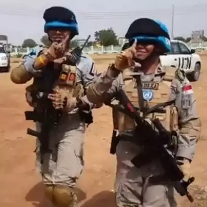 Rileks sejenak, pasukan perdamaian PBB dari Polri ini joget Baby Shark