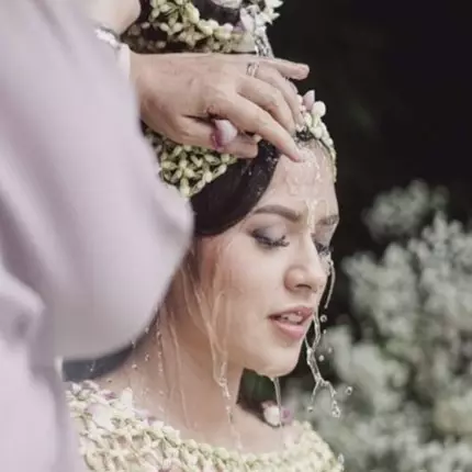 Potret cantiknya 7 seleb Tanah Air saat acara siraman jelang nikah