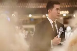 10 Gaya MC ganteng di pernikahan Raisa-Hamish yang curi perhatian