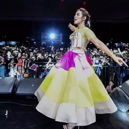 Bukan cuma gaun nikah, Raisa juga dipuji pakai 5 baju ini pas manggung