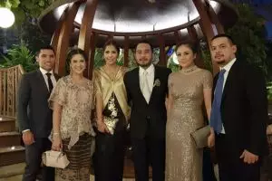 Ini gaya 7 seleb di resepsi Raisa dan Hamish, siapa paling kece?