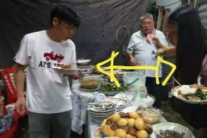 Mengira rumah makan, turis ini santai lahap hidangan acara Kebaktian