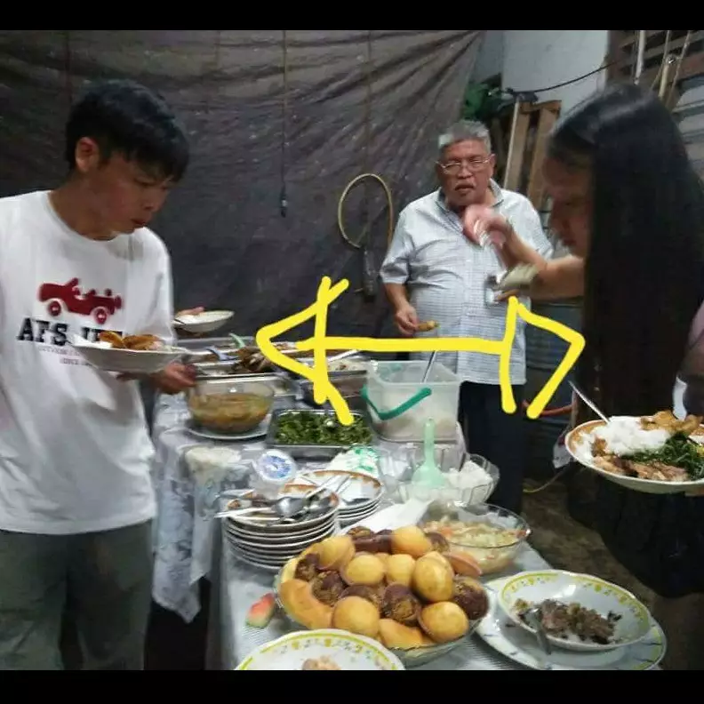 Mengira rumah makan, turis ini santai lahap hidangan acara Kebaktian