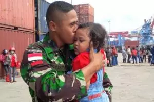 7 Momen anggota TNI peluk dan cium sang anak ini menyentuh hati