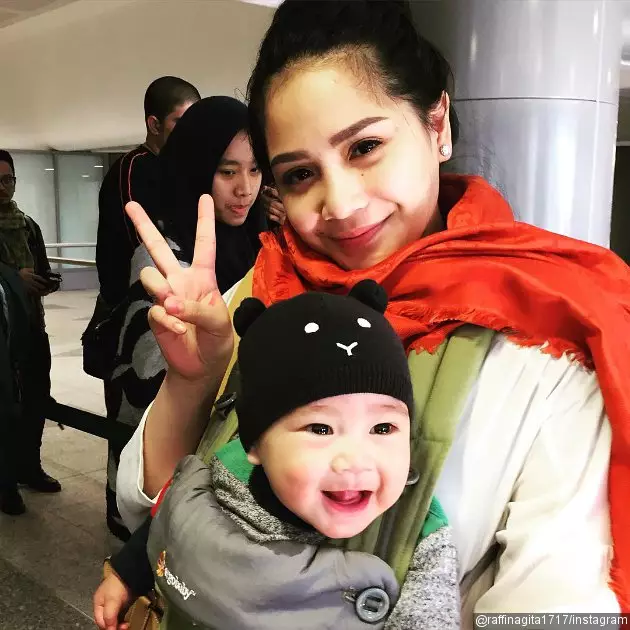 Meski ada babysitter, ini 8 momen bukti Nagita juga jago asuh Rafathar