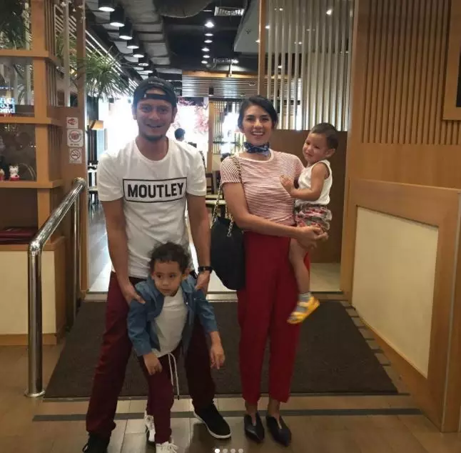 5 Seleb cantik ini hatinya kena panah asmara drummer tenar Indonesia