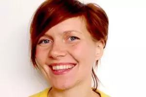 Wanita ini 2 tahun tak pakai sampo, begini penampakan rambutnya kini