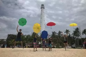 13 Keseruan liburan keluarga Darius Sinathrya, jelajah alam Tanah Air 