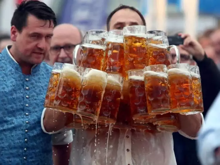 Pria ini pecahkan rekor dunia bawa 29 gelas jumbo, beratnya tak diduga