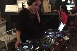 Vakum dari sinetron, ini 8 gaya Sheila Marcia saat jadi DJ di Bali