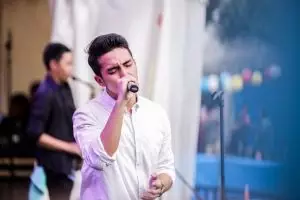 10 Aksi panggung adik Vidi Aldiano, musisi jazz yang sedang naik daun