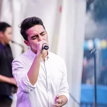 10 Aksi panggung adik Vidi Aldiano, musisi jazz yang sedang naik daun