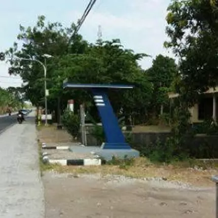 Aksi maling ini bikin geregetan, gondol monumen motor bekas kecelakaan