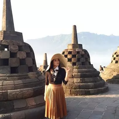 10 Gaya publik figur saat liburan ke Borobudur, siapa paling kece?