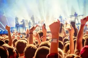 7 Cara terbaik nikmati festival musik yang banyak panggung & pentasnya