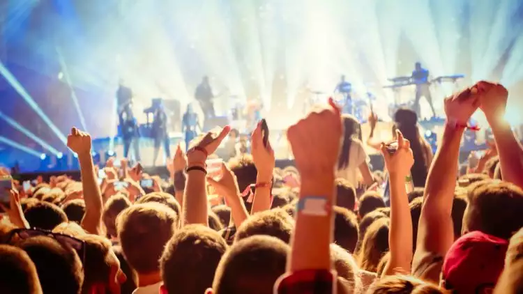 7 Cara terbaik nikmati festival musik yang banyak panggung & pentasnya